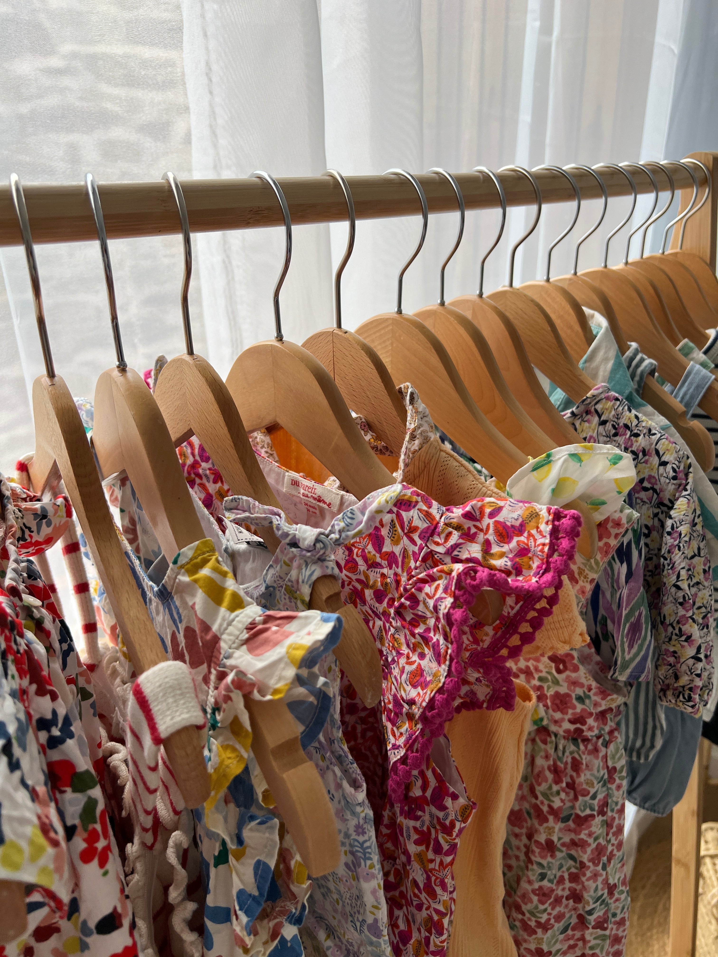 Capsule dressing printemps enfant : la méthode simple pour des matins sans stress
