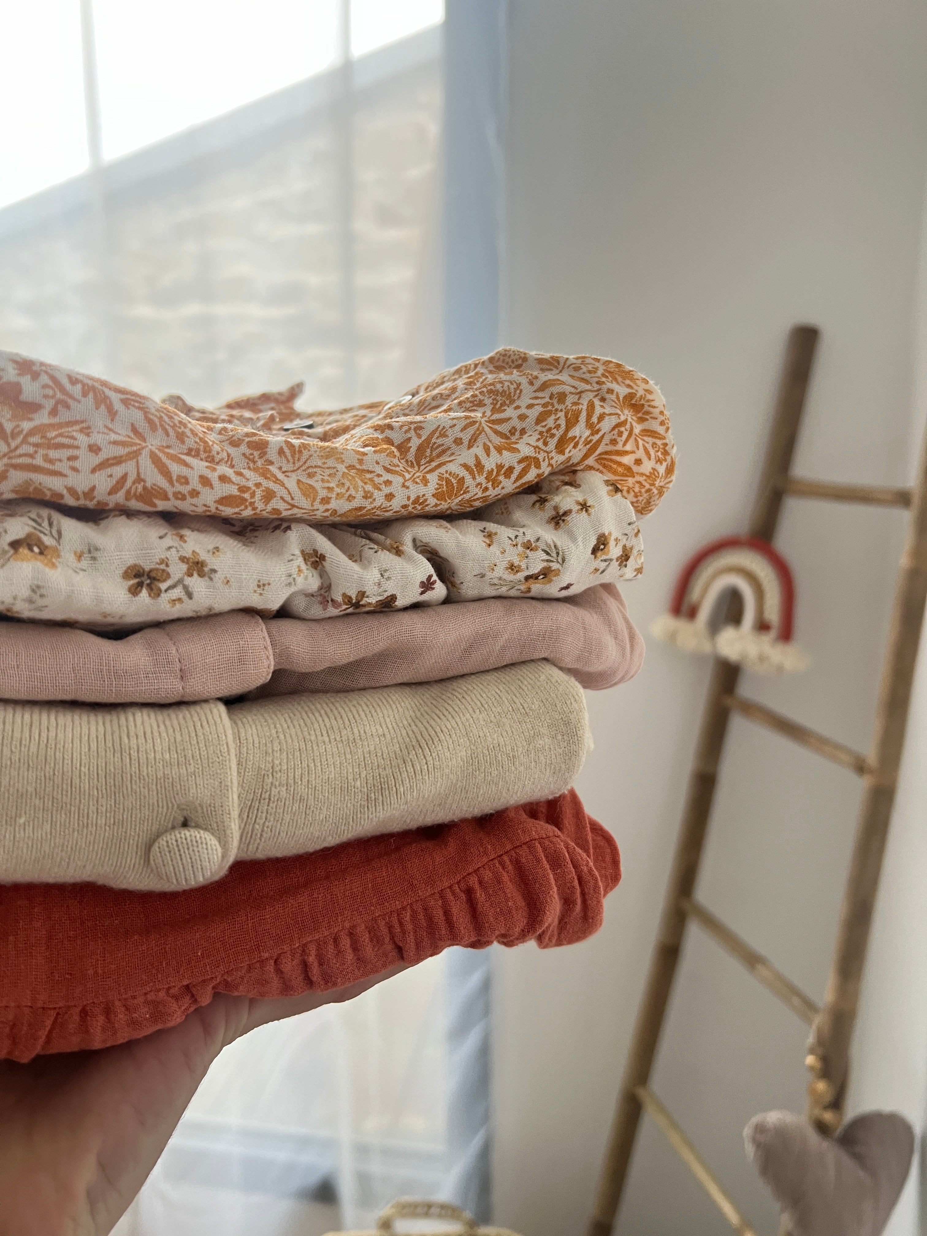 Comment habiller son enfant selon les saisons : le guide simple et pratique pour les parents