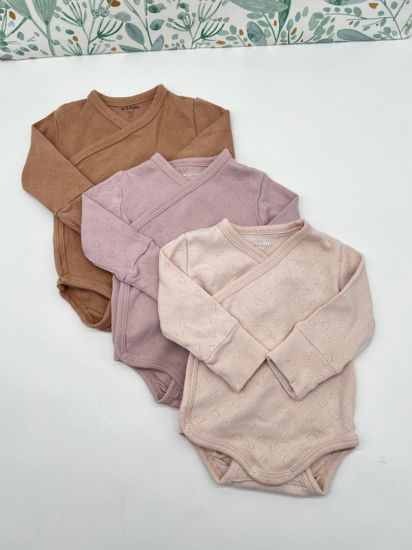 Lot 3 bodies croisés Kiabi fille 3 mois rose marron cœurs