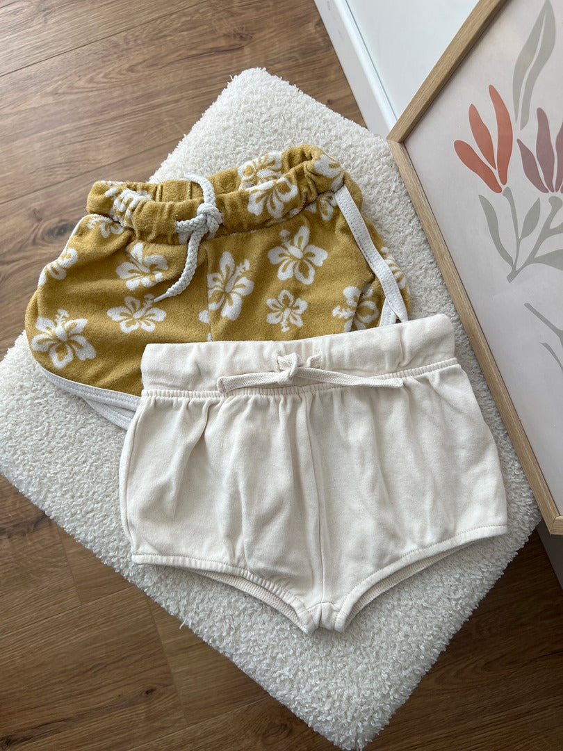 Lot 2 shorts Kiabi Zeeman 3 ans fille été moutarde et crème