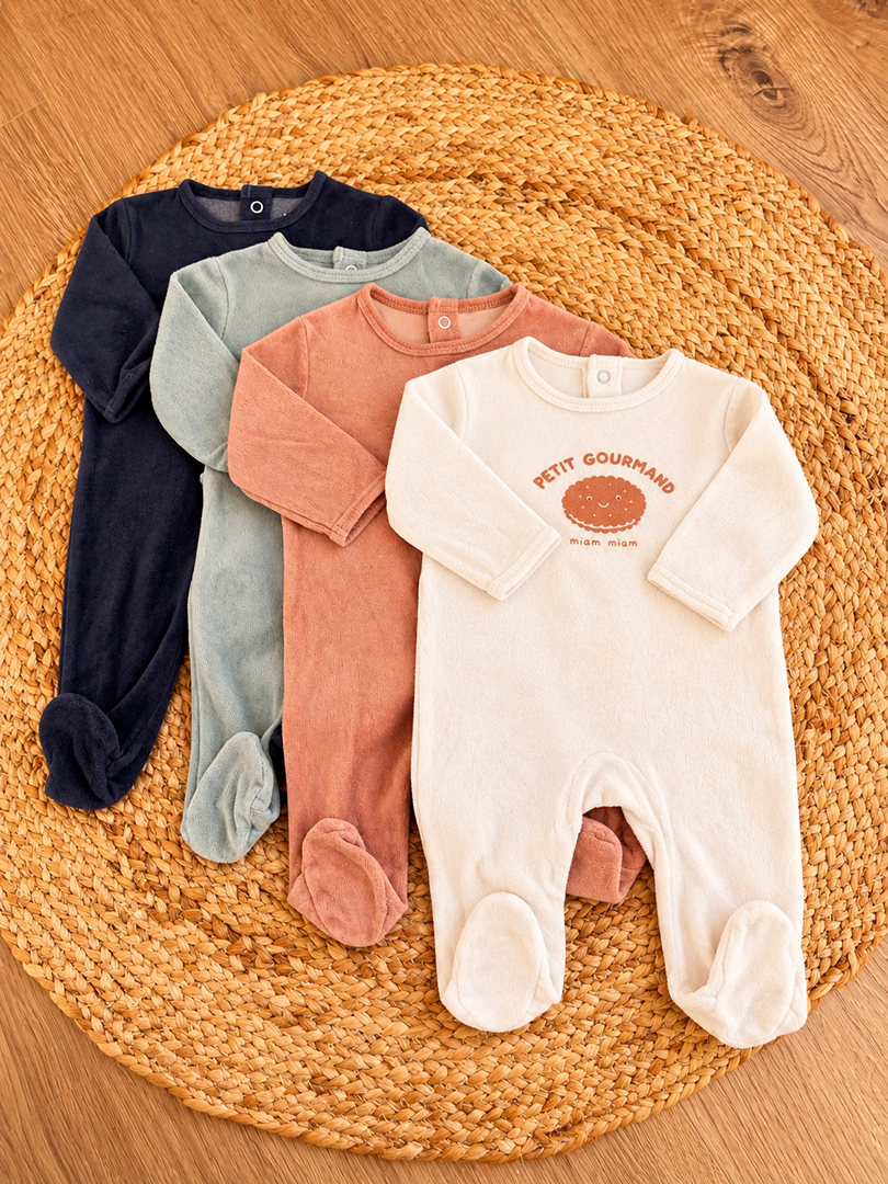 Lot 4 pyjamas 1 pièce en velours fille Kiabi 3 mois rose et multicolore hiver manches longues