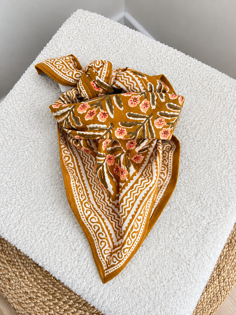 Petit foulard indien fille ou femme mi-saison imprimé floral marron neuf Bonheur du jour 65x65cm