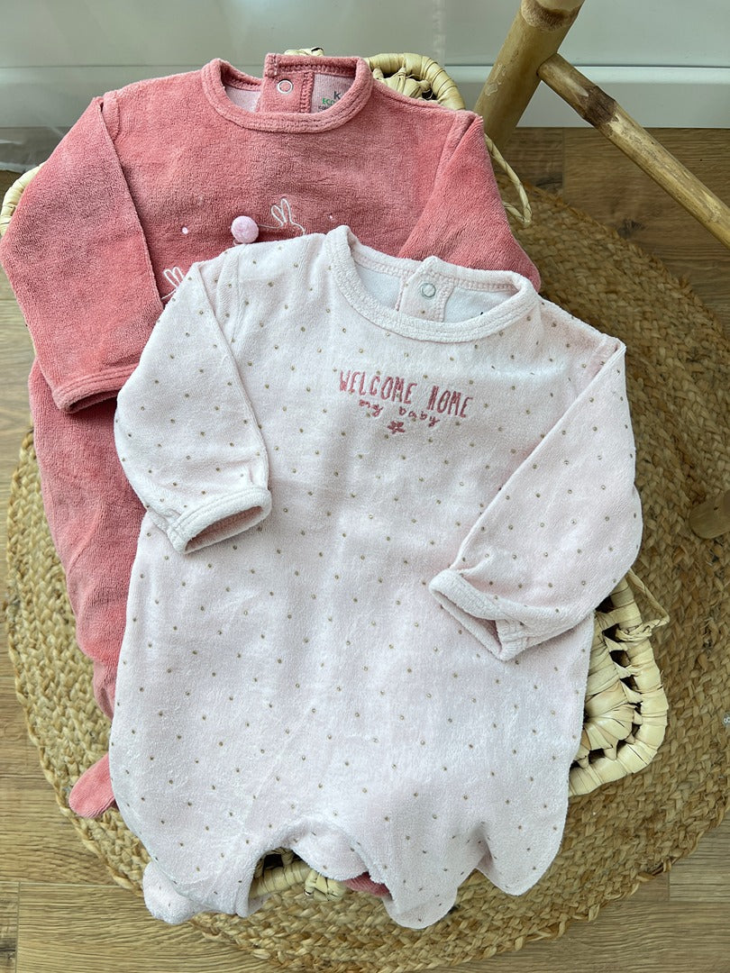 Lot 2 pyjamas 1 pièce velours rose Kiabi fille 3 mois manches longues