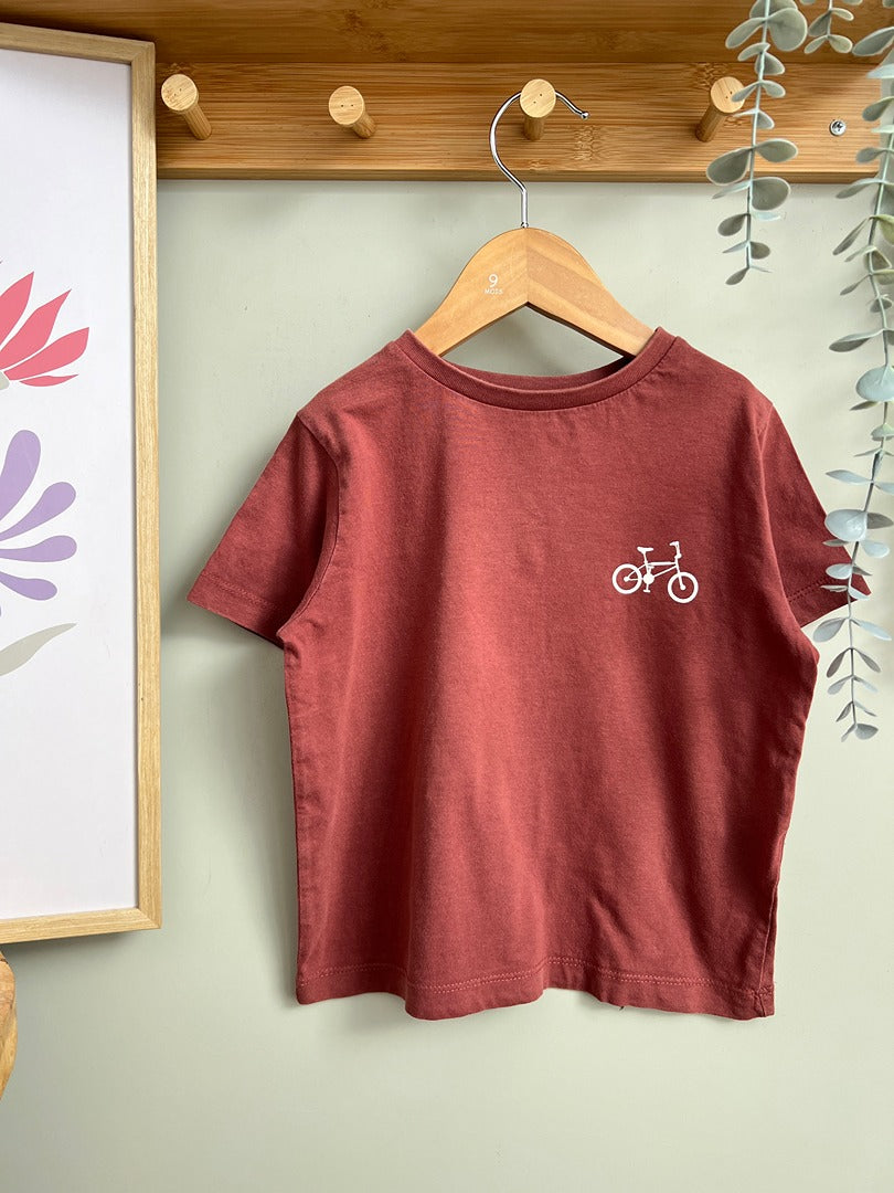 T-shirt garçon Vertbaudet bordeau vélo 5 ans manches courtes